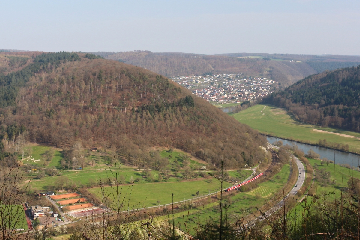 Am 27.03.2020 ist eine Doppeltraktion BR 425 als S1 nach Homburg zwischen Neckargerach und Zwingenberg unterwegs.