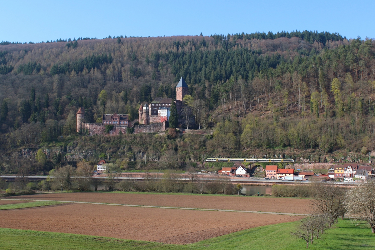 Am 27.03.2020 ist ein Zug der Linie 10a unterhalb der Burg Zwingenberg in Richtung Heilbronn unterwegs.