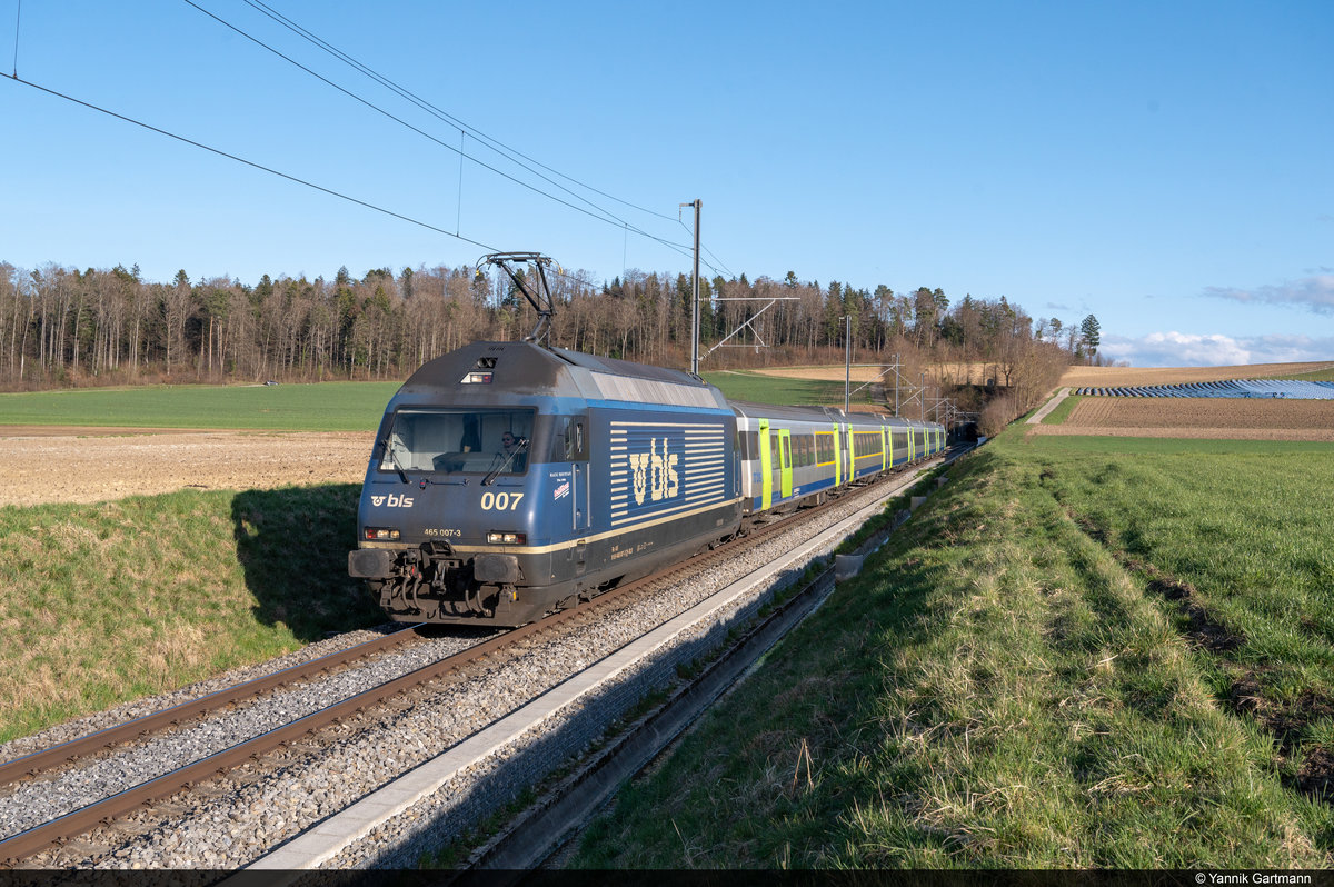 Am 27.03.2021 ist BLS Re 465 007-3 unterwegs als IR66 3930 von Bern nach Neuchâtel und konnte hier kurz vor der ehemaligen Haltestelle Ferenbalm aufgenommen werden.