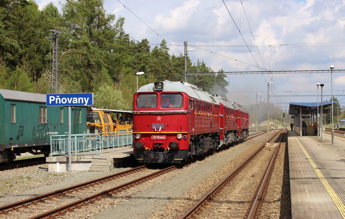 Am 27.04.19 wurde auf der Strecke (Trat 177) Pňovany – Bezdružice das Pňovanského viaduktu auf ihre Belastung getestet. Die Loks waren T 679 1600 aus Lužná u Rakovníka, T 679 1578 aus Klatno, und T 679 1529 aus České Budějovice. Hier sind die Loks zur Abfahrt bereit in Pňovany.