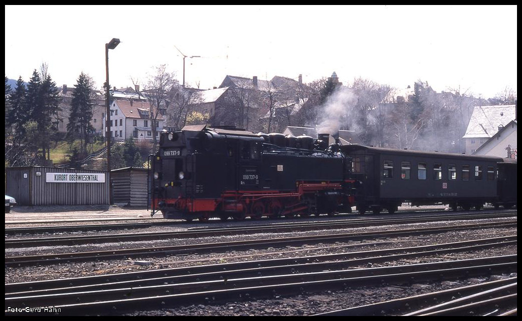 Am 27.04.1996 stand um 14.00 Uhr 99737 mit dem Personenzug nach Cranzahl abfahrbereit im Bahnhof Kurort Oberwiesenthal.