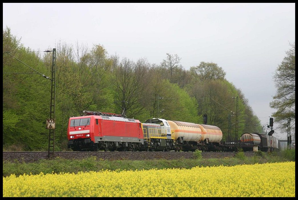 Am 27.04.2005 überführte die DB 189012, hier bei Natrup Hagen in Richtung Münster, in ihrem Güterzug auch die SNCB Lok 7866!