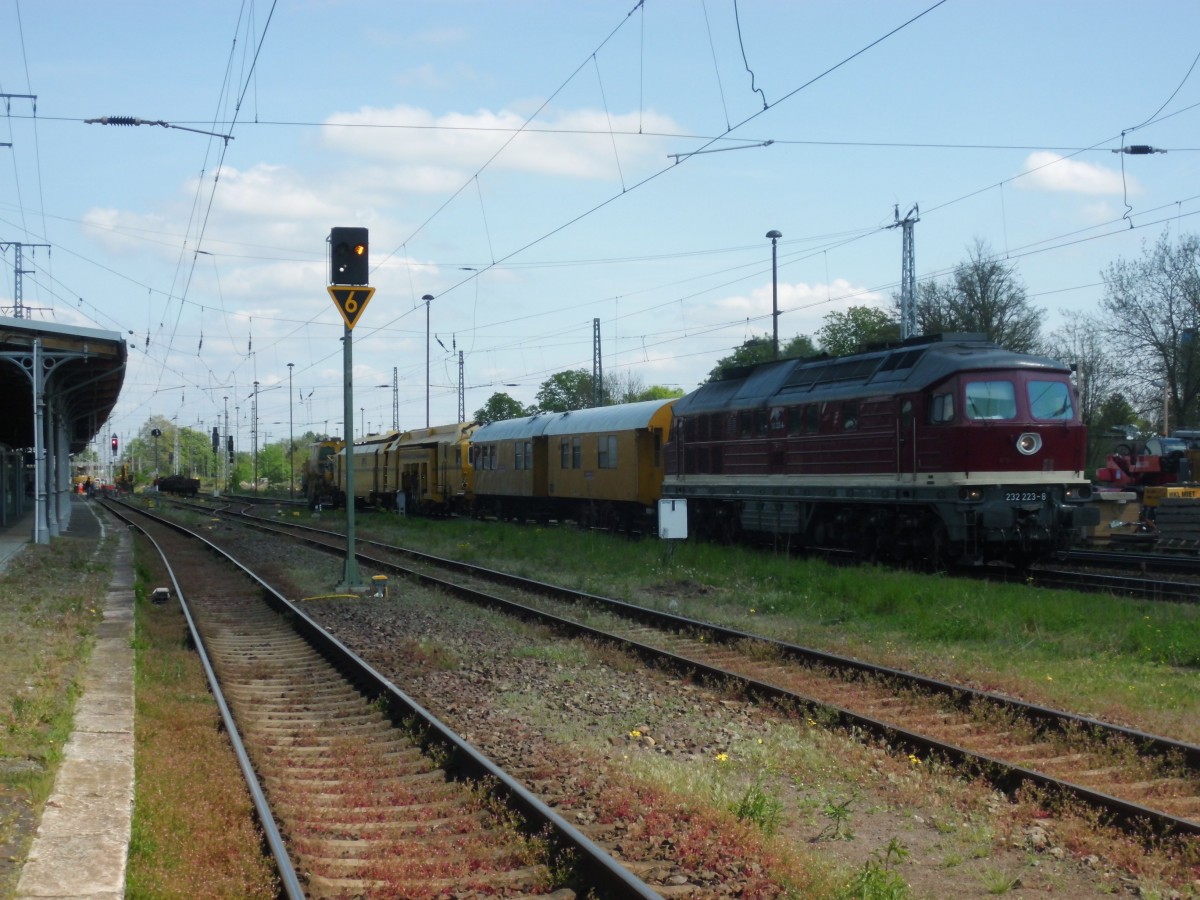 Am 27.04.2014 kam die 232 223 mit einem DB Bahnbauzug aus Richtung Berlin nach Stendal und fuhr weiter in Richtung Oebisfelde.