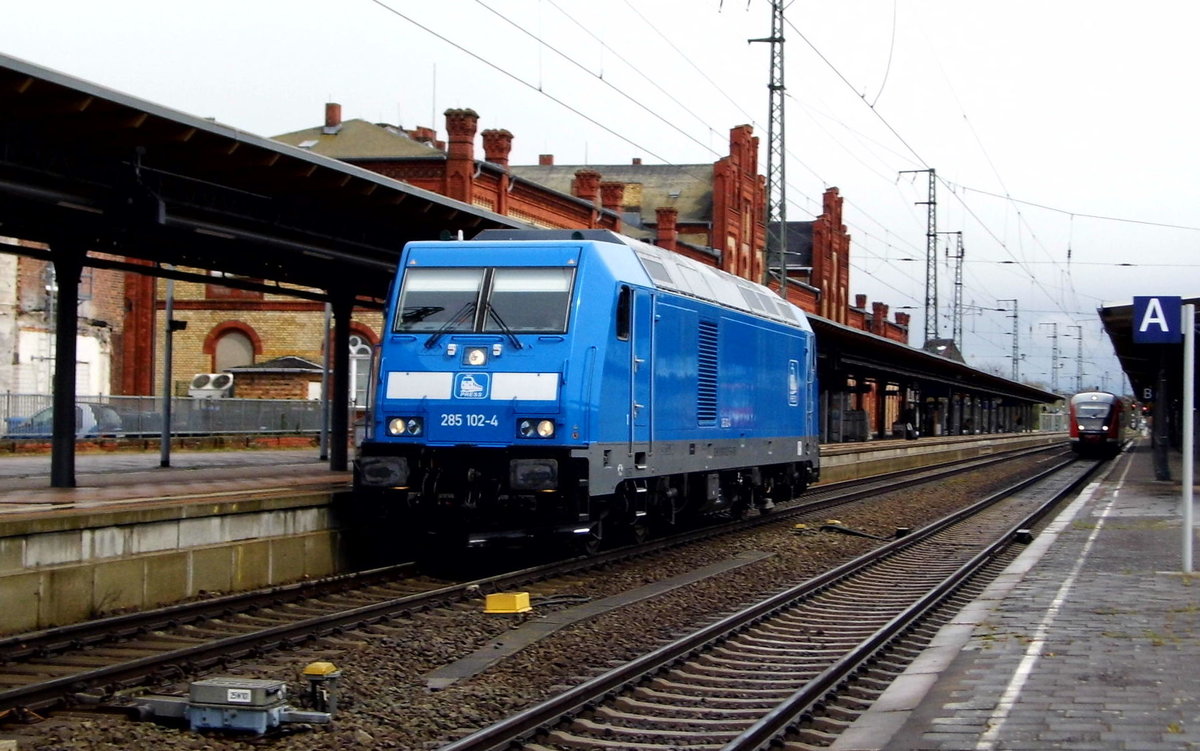 Am 27.04.2016 kam die 285 102-4 von der Press (BTK) aus Richtung Berlin nach Stendal .