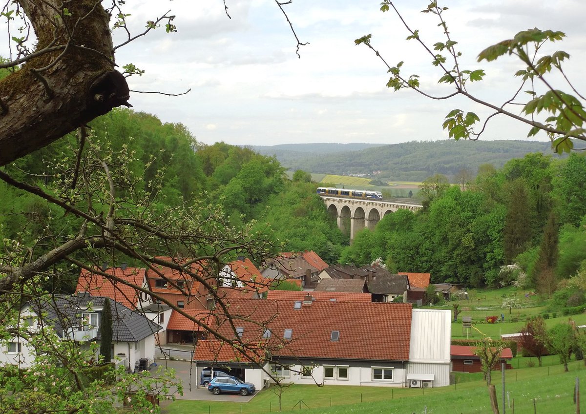 am  27.04.2018 fuhr Zug 74971 der Nordwestbahn in Richtung Stadtoldendorf über das Luhe-Viadukt in Greene.