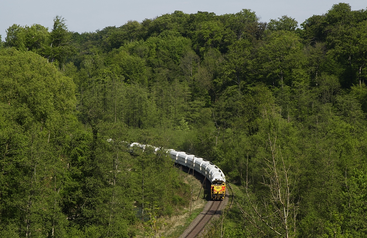 Am 27.04.2020 befördert die ThyssenKrupp-Lok 547 einen beladenen Kalkzug unweit der Auermühle durch das Angertal. Das war mein dritte Versuch von dieser Fotostelle, diesmal passte endlich alles.