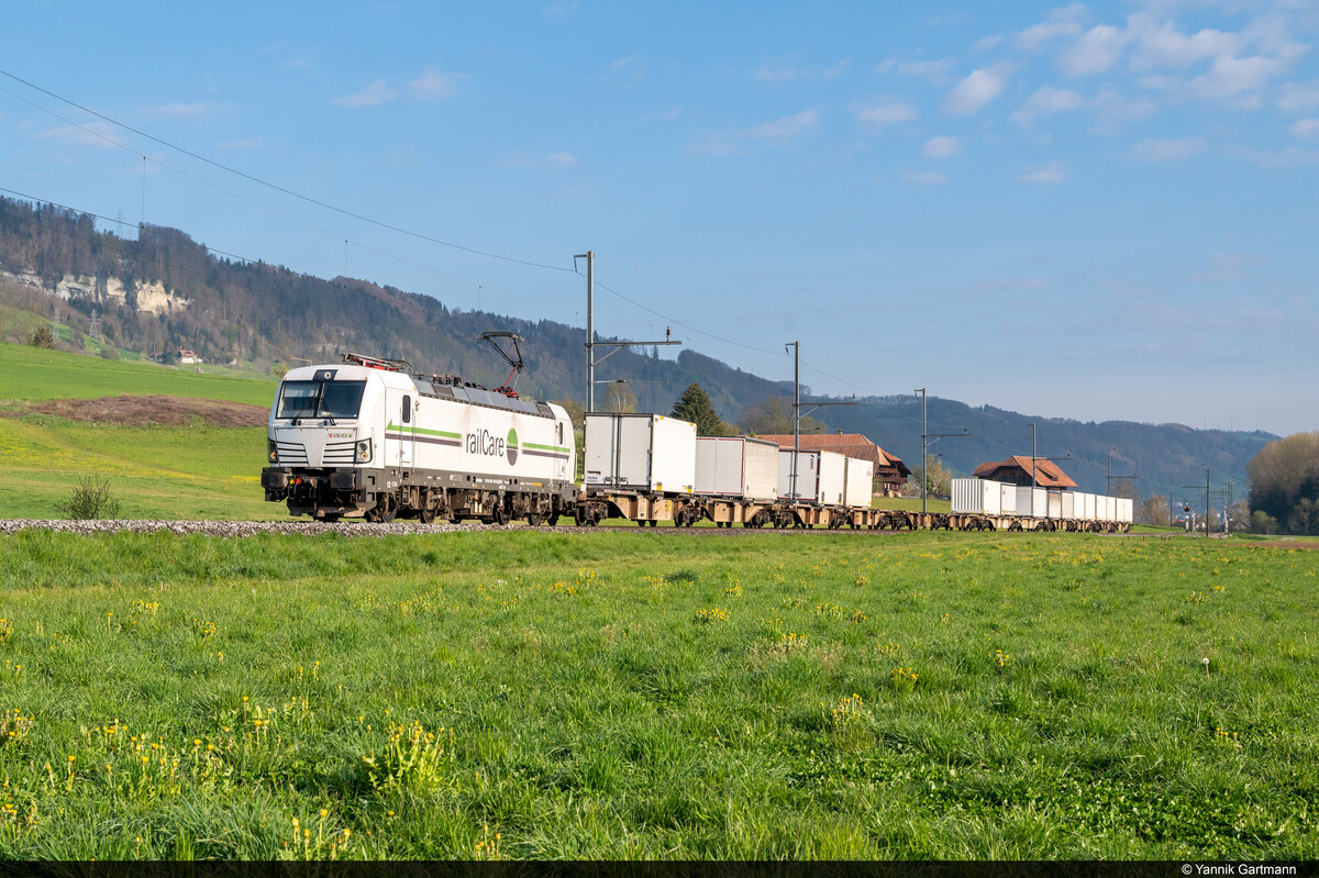 Am 27.04.2021 ist Railcare Rem 476 453-6 unterwegs mit dem Gürbetaler Güterzug von Niederbottigen nach Gwatt und konnte hier kurz nach Kaufdorf bei Kirchenthurnen aufgenommen werden.