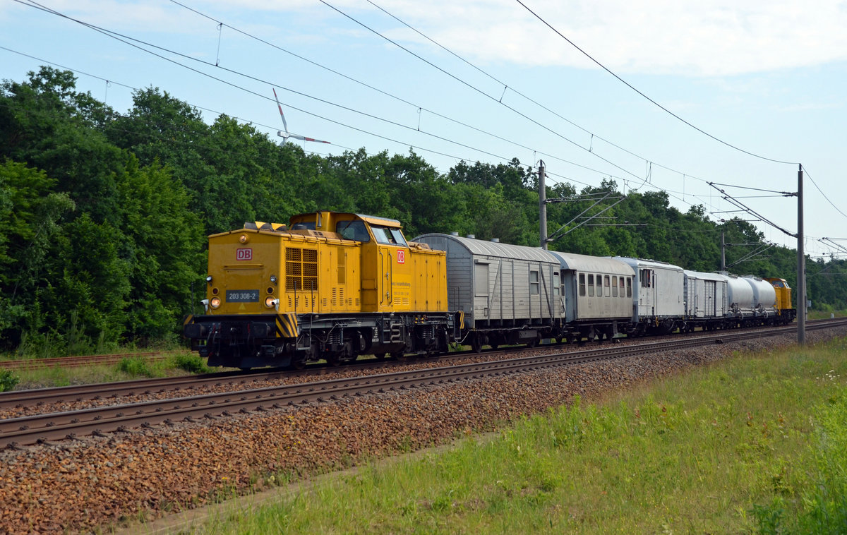 Am 27.05.18 war ein Unkrautspritzzug unterwegs. Hier durchfahren 203 308 und 203 315 mit ihrem Zug Burgkemnitz in langsamer Fahrt Richtung Bitterfeld.