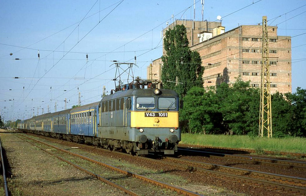 Am 27.05.2003 fhrt die MAV Elektrolok V 431051 mit dem Schnellzug 5201 nach Budapest um 18.15 Uhr durch den Bahnhof Mezkvesd.