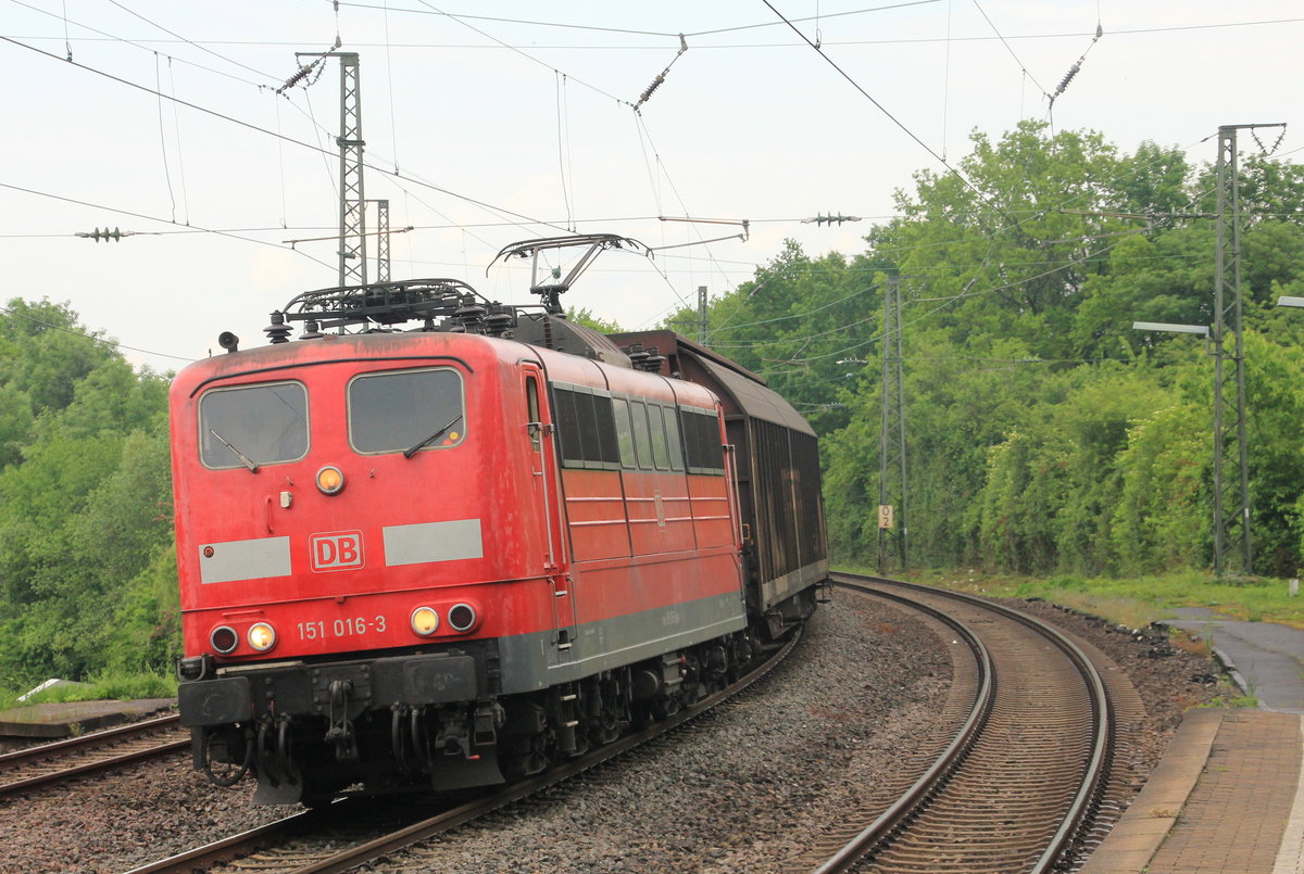 Am 27.05.2016 fährt 151 016 mit aus Schiebewandwagen gebildeten Ganzzug durch den Bahnhof Waiblingen.