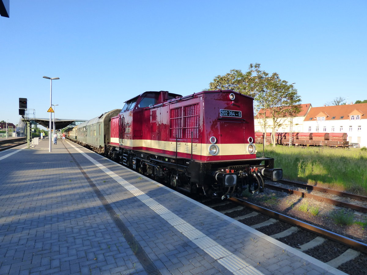 Am 27.05.2017 fand eine nicht öffentliche Sonderfahrt der Firma Lok OST aus Staßfurt statt. Die Firma feierte ihr 10 jähriges Bestehen und fuhr mit 202 364 und 4 DR Wagen von Staßfurt nach Warnemünde.