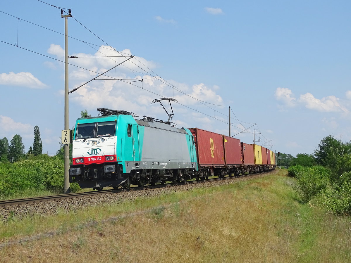 Am 27.05.2018 kam die 186 134 mit einem Containerzug aus Richtung Magdeburg nach Stendal und fuhr weiter in Richtung Uelzen.