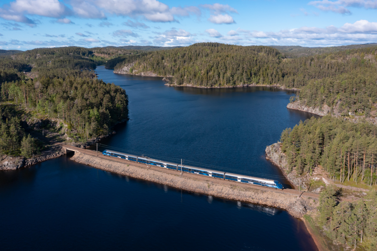 Am 27.05.2022 ist Reg 704 in der nähe von Vatnestrøm in Richtung Oslo unterwegs. Babei überquert der Bm73 von Go Ahead auf einem Damm den See Ogge nördlich von Kristiansand.