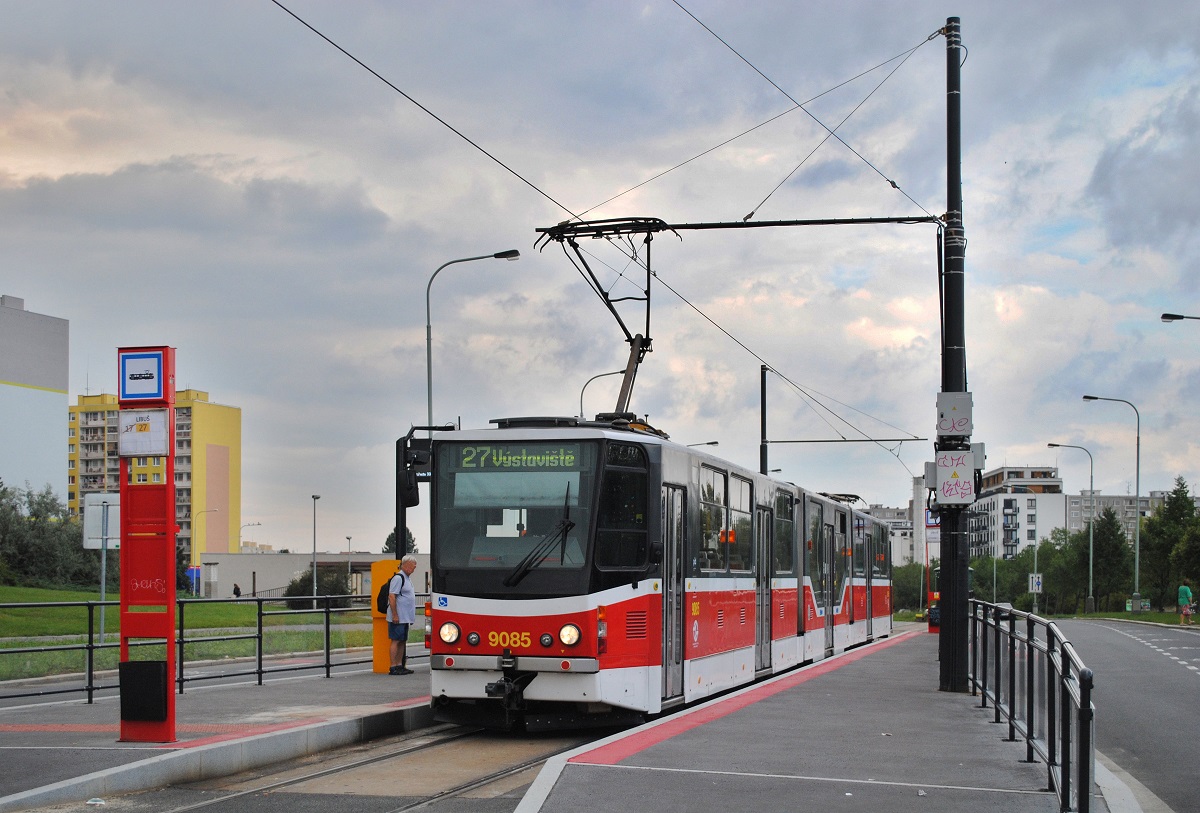 Am 27.05.2023 wurde die rund 1,7 km lange Neubaustrecke von Sidliste Modrany nach Libus eröffnet. KT8D5.RN2P 9085 wartet in der Stumpfendstelle Libus auf die Abfahrt ins Stadtzentrum. (30.08.2023)