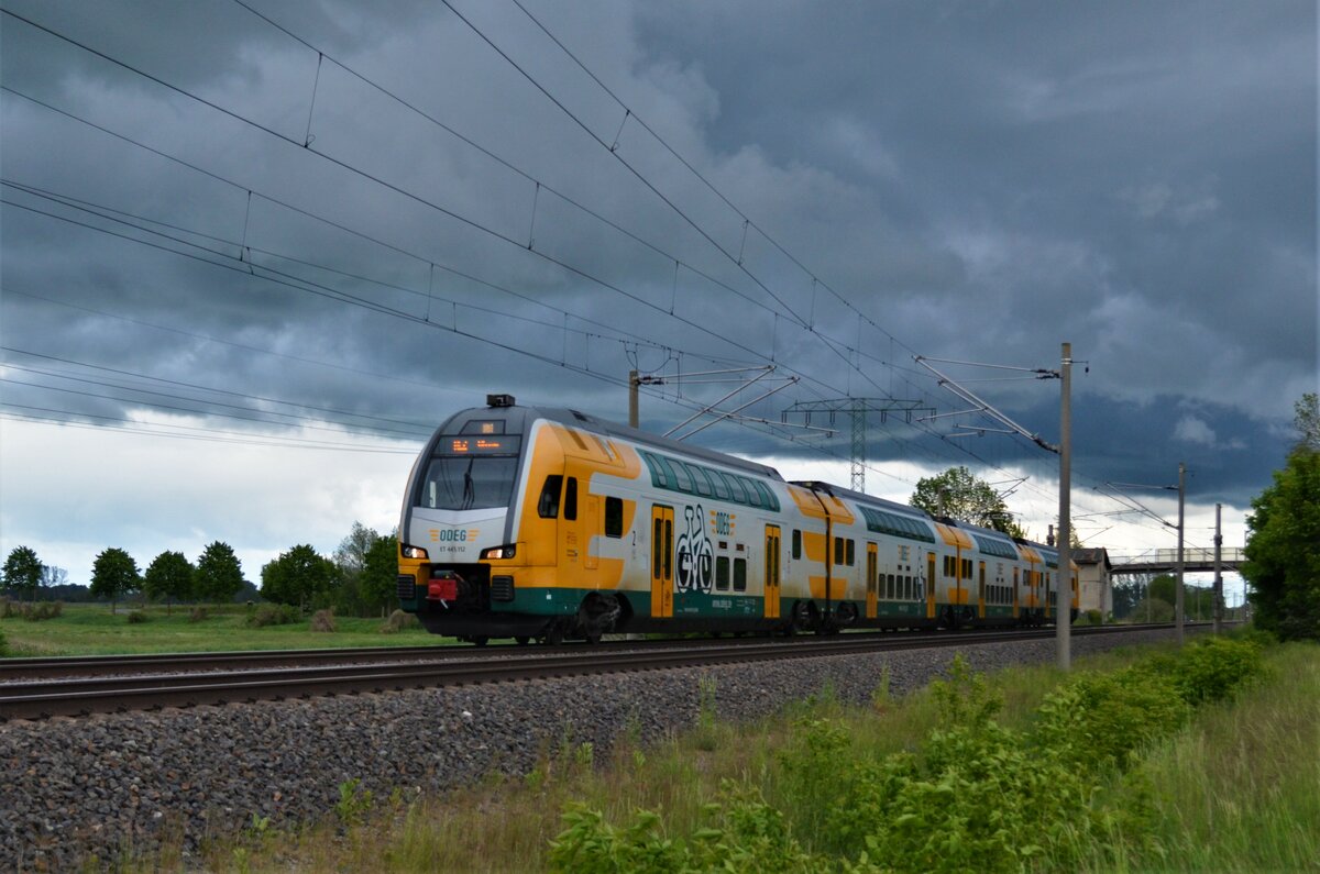 Am 27.05.21 fuhr 445 112 in Richtung Wittenberge durch Vieznitz.