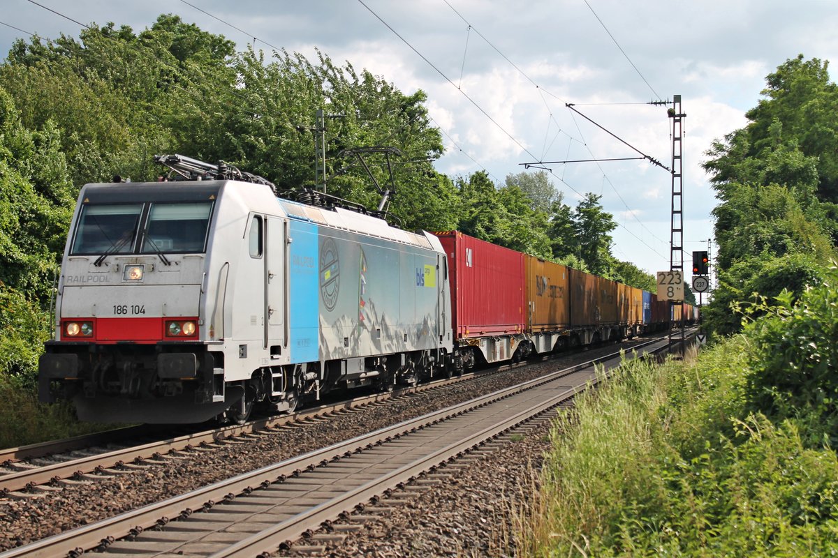 Am 27.06.2015 fuhr die Railpool/BLS Cargo 186 104 mit einem Containerzug nach Holland kurz vor Bad Krozingen in Richtung Norden.