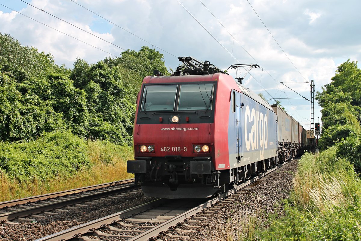 Am 27.06.2015 fuhr die Re 482 018-9 mit einem KLV auf dem Gegengleis kurz vor Bad Krozingen in Richutng Freiburg, um den RE (Basel Bad Bf - Offenburg) mit der 146 114-4 zu überholen.