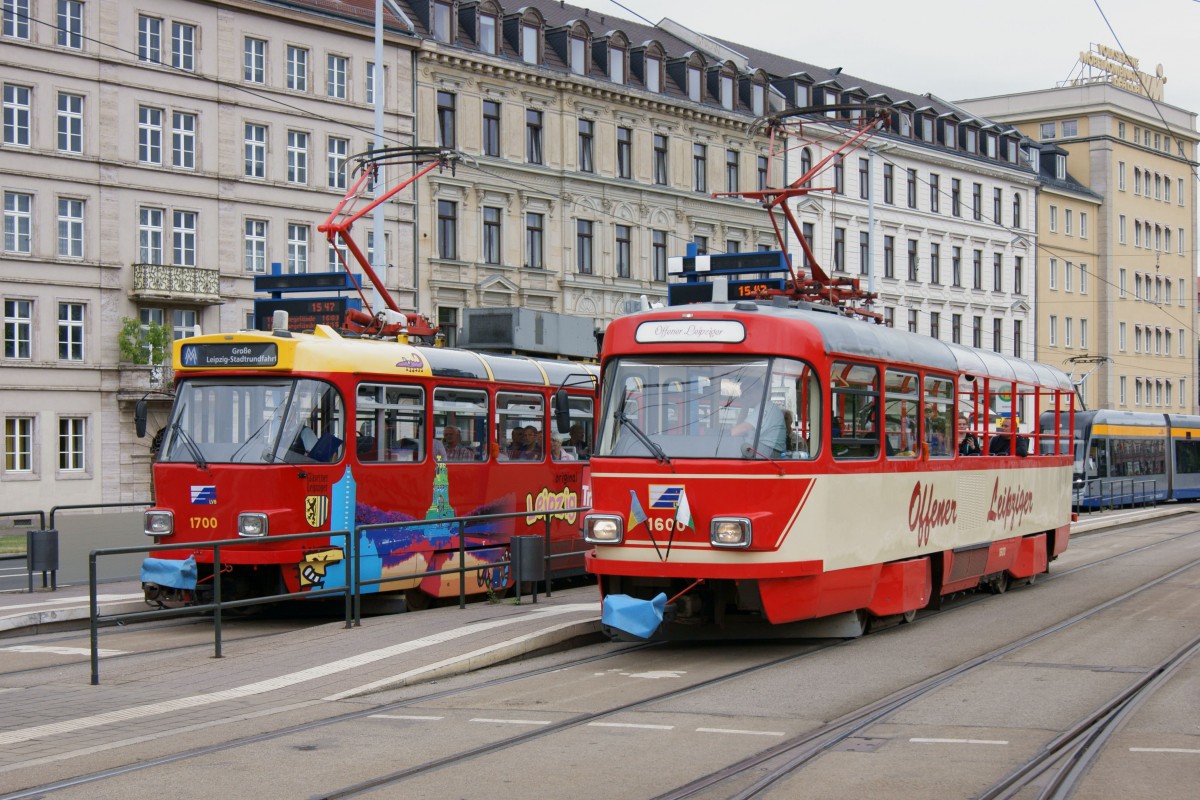 Am 27.06.2015 gab es eine Sonderfahrt mit dem Offenen Leipziger T4 Nr. 1600. Hier begegnet der Wagen am Roßplatz dem Gläsernen Leipziger T4 1700.