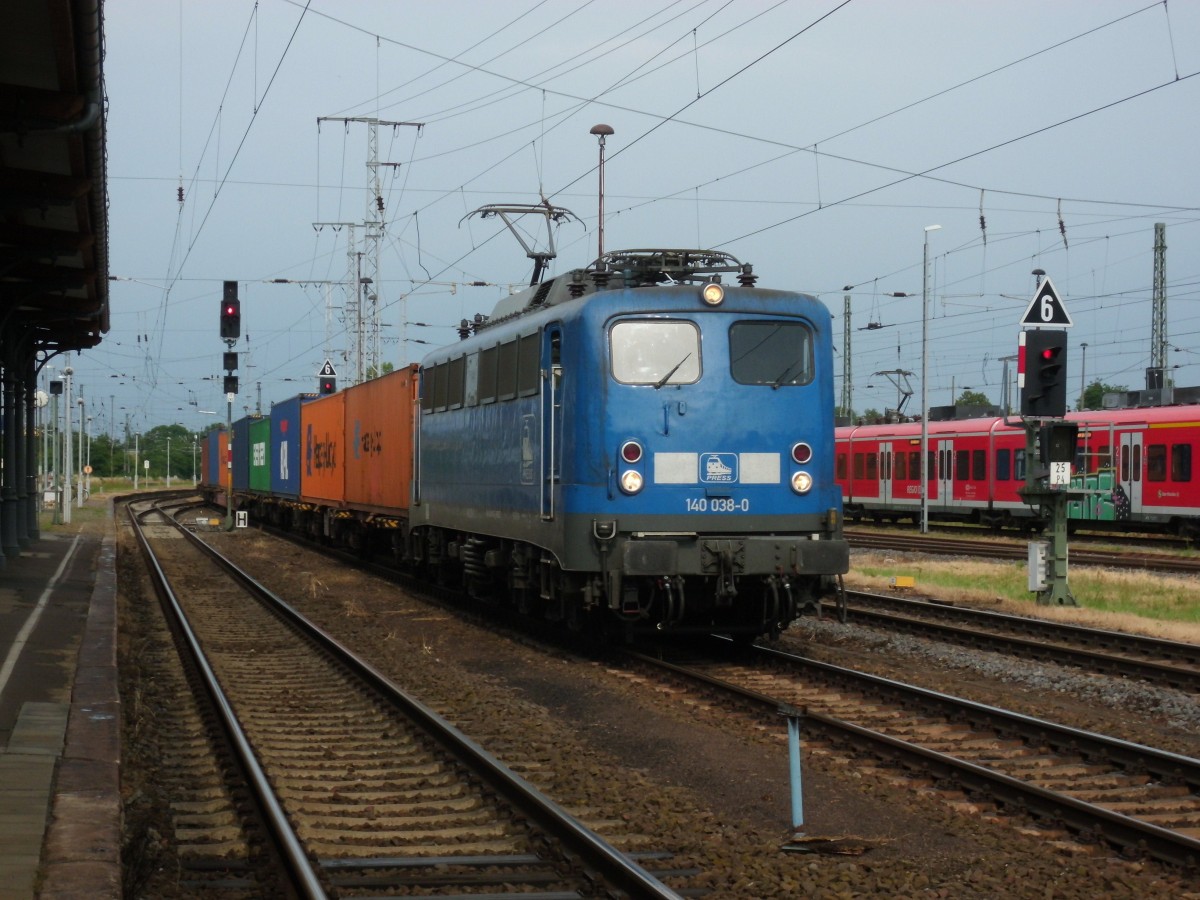 Am 27.06.2015 kam 140 038 mit ihrem Containerzug aus Richtung Magdeburg nach Stendal und fuhr weiter nach Salzwedel.