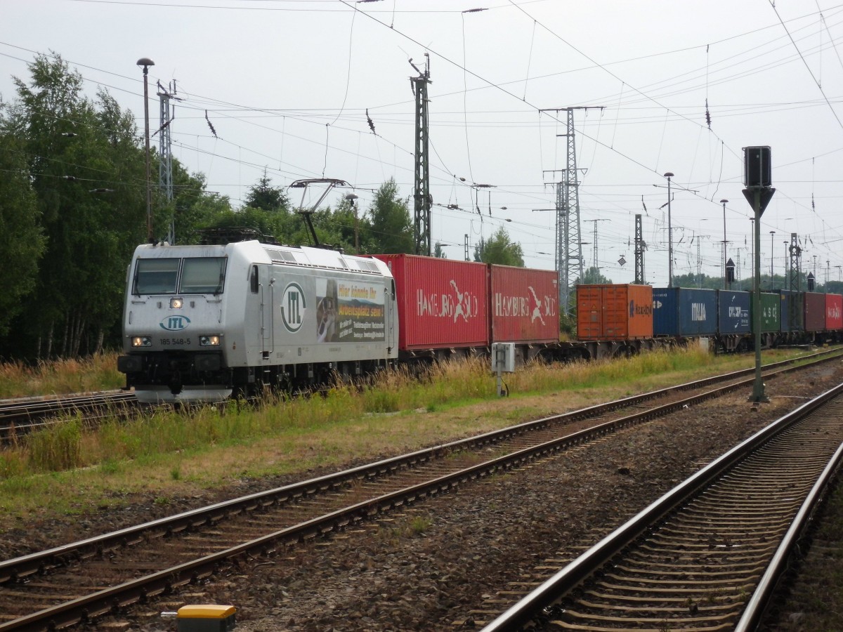 Am 27.06.2015 kam 185 548 mit ihrem Containerzug aus Richtung Salzwedel nach Stendal und fuhr weiter nach Magdeburg.