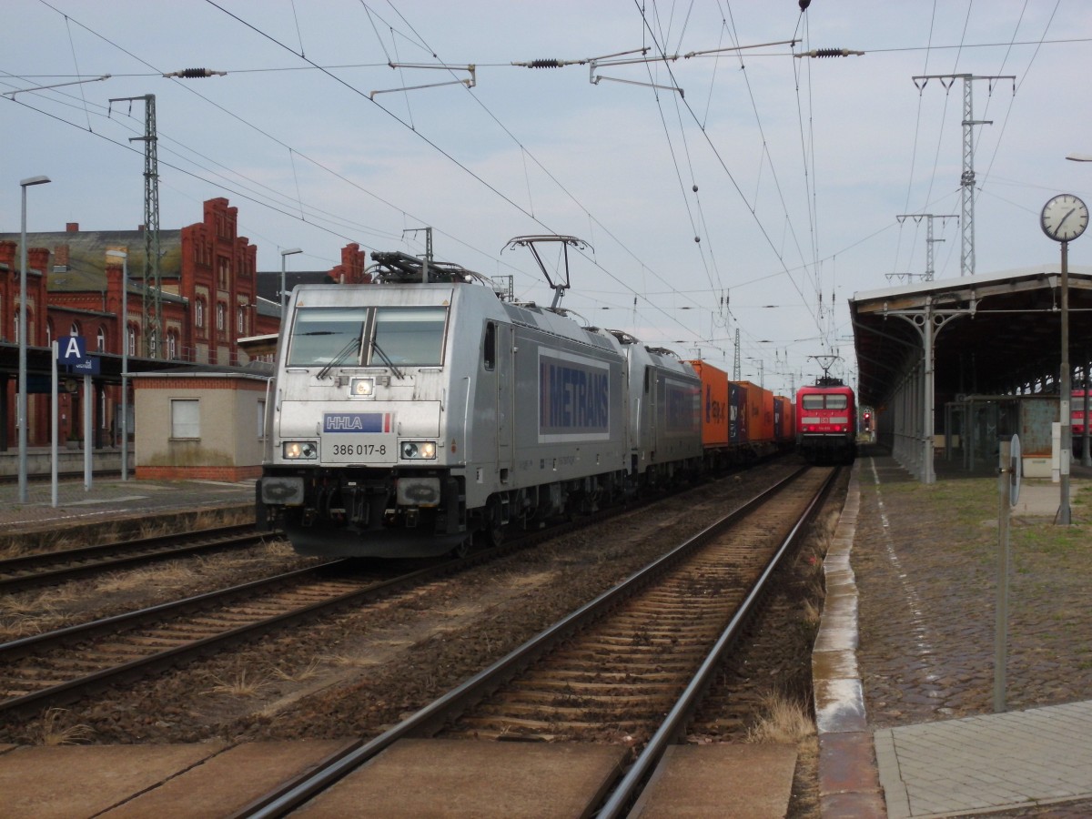 Am 27.06.2015 kam 386 017&386 004 mit ihrem Containerzug aus Richtung Magdeburg nach Stendal und fuhr weiter nach Salzwedel.