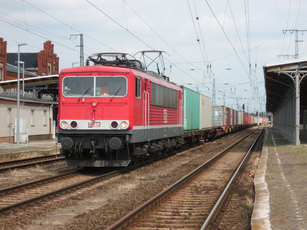 Am 27.06.2015 kam MEG 701 (155 124) mit ihrem Containerzug aus Richtung Magdeburg nach Stendal und fuhr weiter nach Wittenberge.