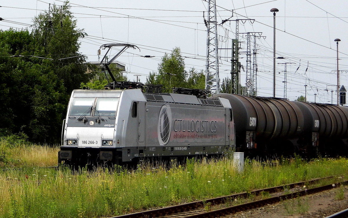 Am 27.06.2017 kam die 186 266-3 von der CTL Logistics GmbH, ( AKIEM ) aus Richtung Salzwedel nach Stendal und fuhr weiter in Richtung Magdeburg . 