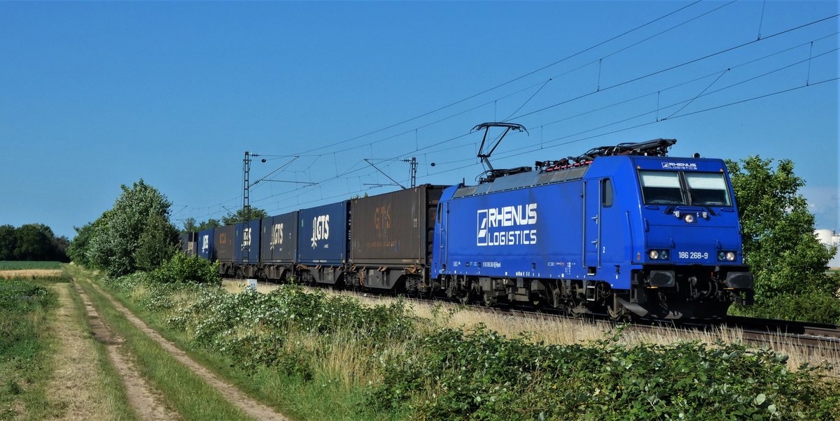 Am 27.06.2020 fährt 186 268  RhenusLogistics  mit dem DGS 40049 (Zeebrugge-Bundel Ramskapelle - Piacenza) durch Buggingen in Richtung Schweiz.