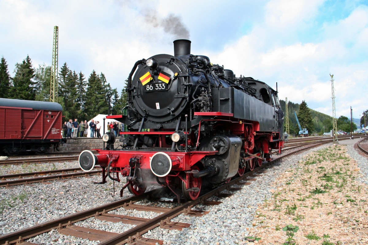 Am 27.07.15 wurde die Gleissanierung des zukünftigen und von der IG 3-Seenbahn e.V. betreuten Museumsbahnhofs Seebrugg feierlich und offiziell beendet.
Binnen weniger Wochen wurden bis auf wenige Meter alle Gleise im Bahnhof komplett saniert.

Hier zu sehen ist die im Sommer zu gast gewesene 86 333 der WTB, die am Festakt teilnahm und von Politikern aus der Region mit einem Seil durch ein Band in Landesfarben gezogen wurde.