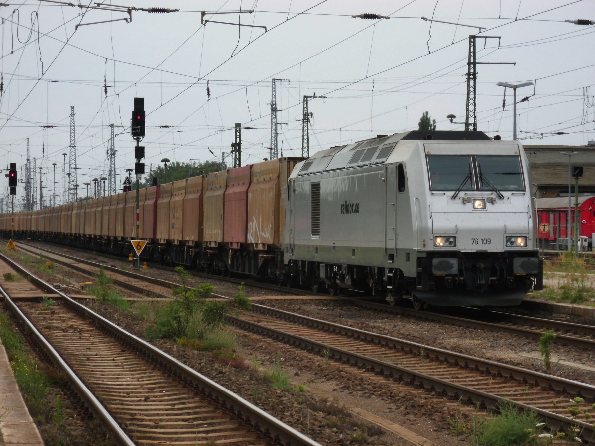 Am 27.07.2014 kam 76 109 mit einem Hackschnitzelzug durch Stendal und fuhr weiter in Richtung Berlin.