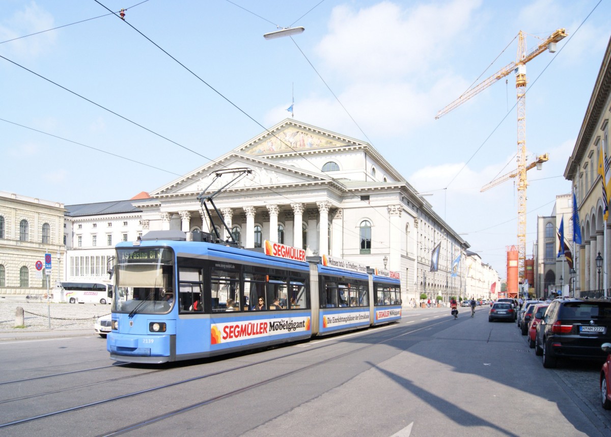 Am 27.07.2014 ist R2.2 Nr. 2139 auf der Münchner Linie 19 unterwegs und passiert gerade das Nationaltheater.