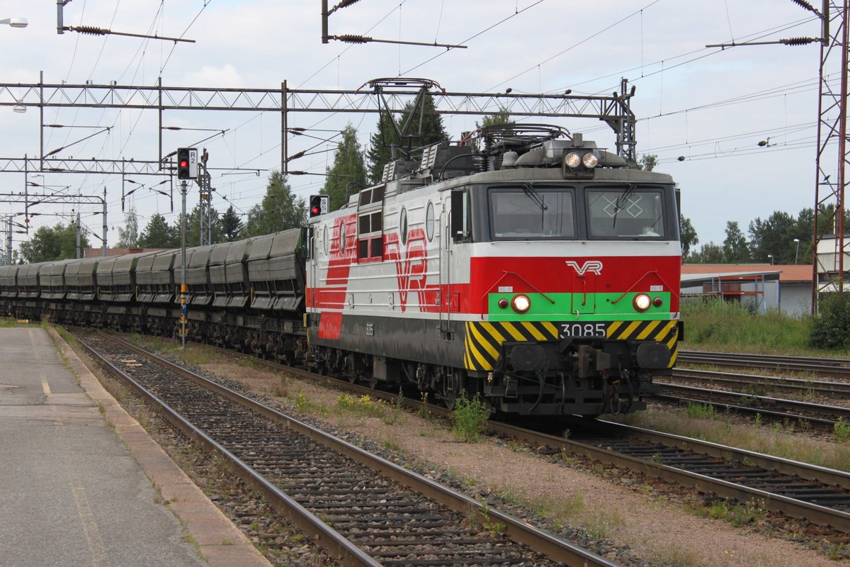 Am 27.07.2017 durchfährt eine Sr1 mit einem Güterzug den Bahnhof Ylivieska (südlich von Oulu) in Richtung Süden.