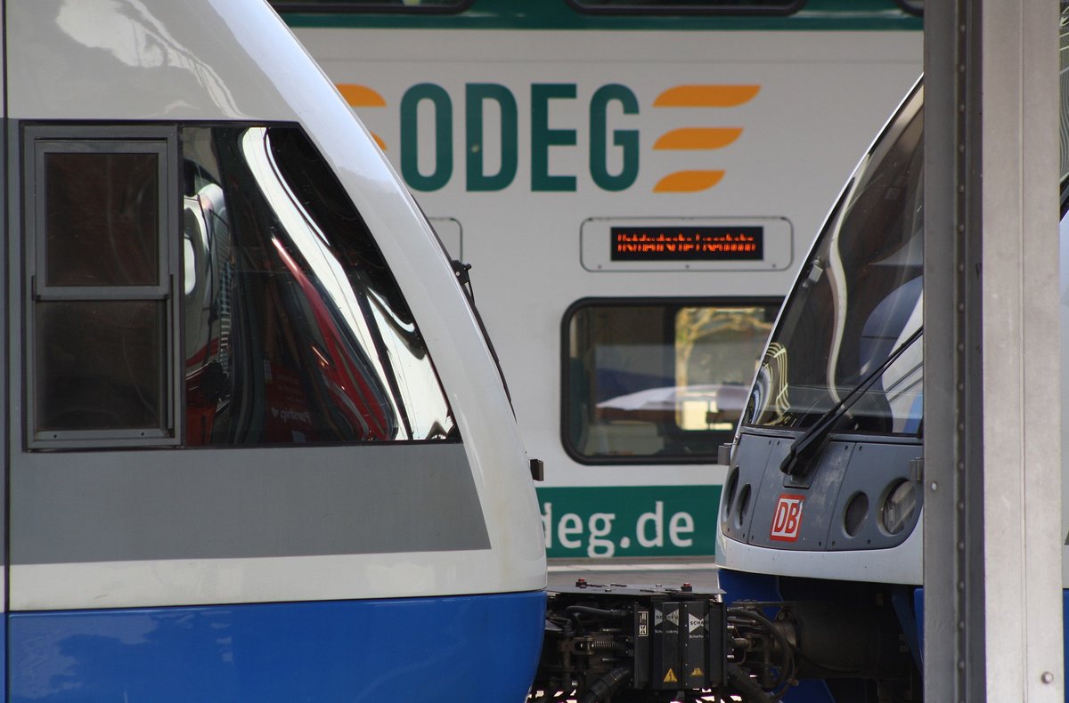 Am 27.07.2019 kündigte sich schon der Betreiberwechsel auf einigen RB und RE Linien in MV an. Während UBB Triebwagen in Stralsund auf 5 pausieren, fuhr auf 1 der ODEG Sonderzug ein, der für einige Stunden zur Berufsberatung einlud. Stralsund Hbf