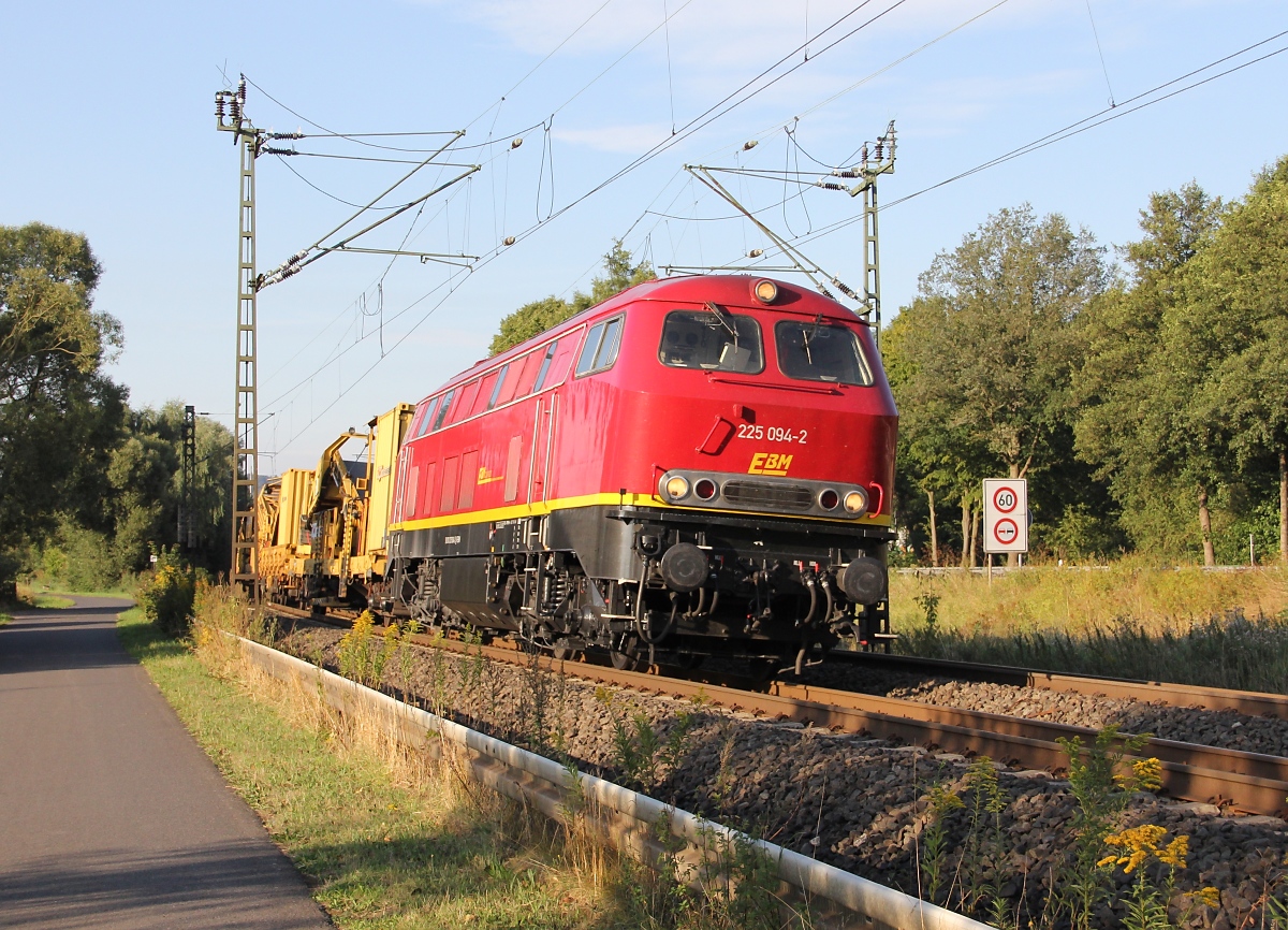 Am 27.08.2013 konnte in Wehretal-Reichensachsen die schöne EBM 225 094-2 mit Bauzug gen Norden abgelichtet werden.