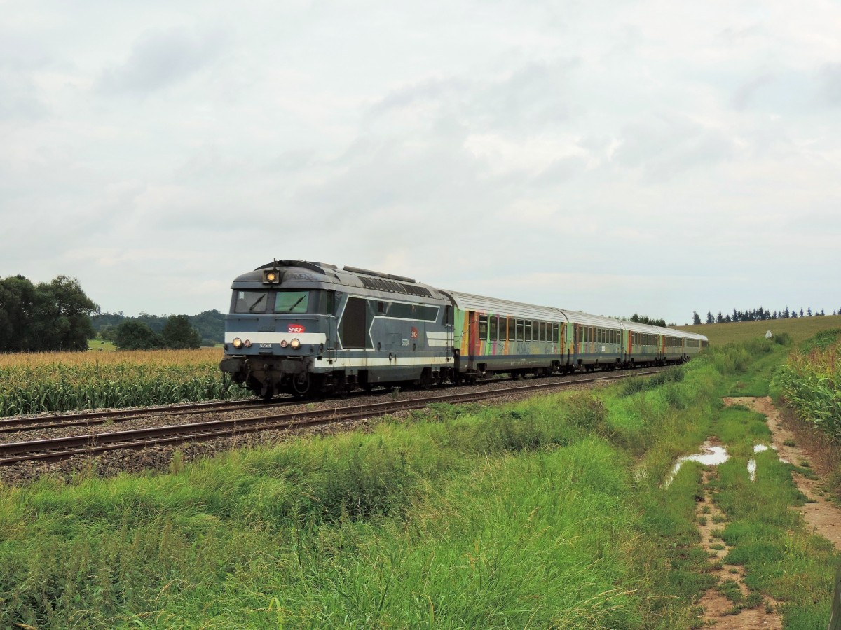 Am 27/08/2014 fährt die 67514 mit ihrem Corailzug in der nähe von Minversheim.