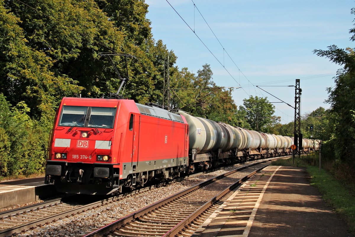 Am 27.08.2015 bespannte 185 374-6 einen Kesselwagenzug, als sie durch den Haltepunkt von Etterzhausen aus Richtung Regensburg gen Norden fuhr.