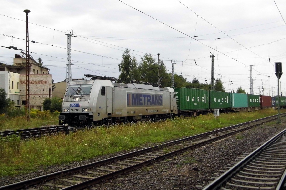 Am 27.08.2015 kam die 386 010-3 von der METRANS aus Richtung Wittenberge nach Stendal und fuhr weiter in Richtung Magdeburg . 