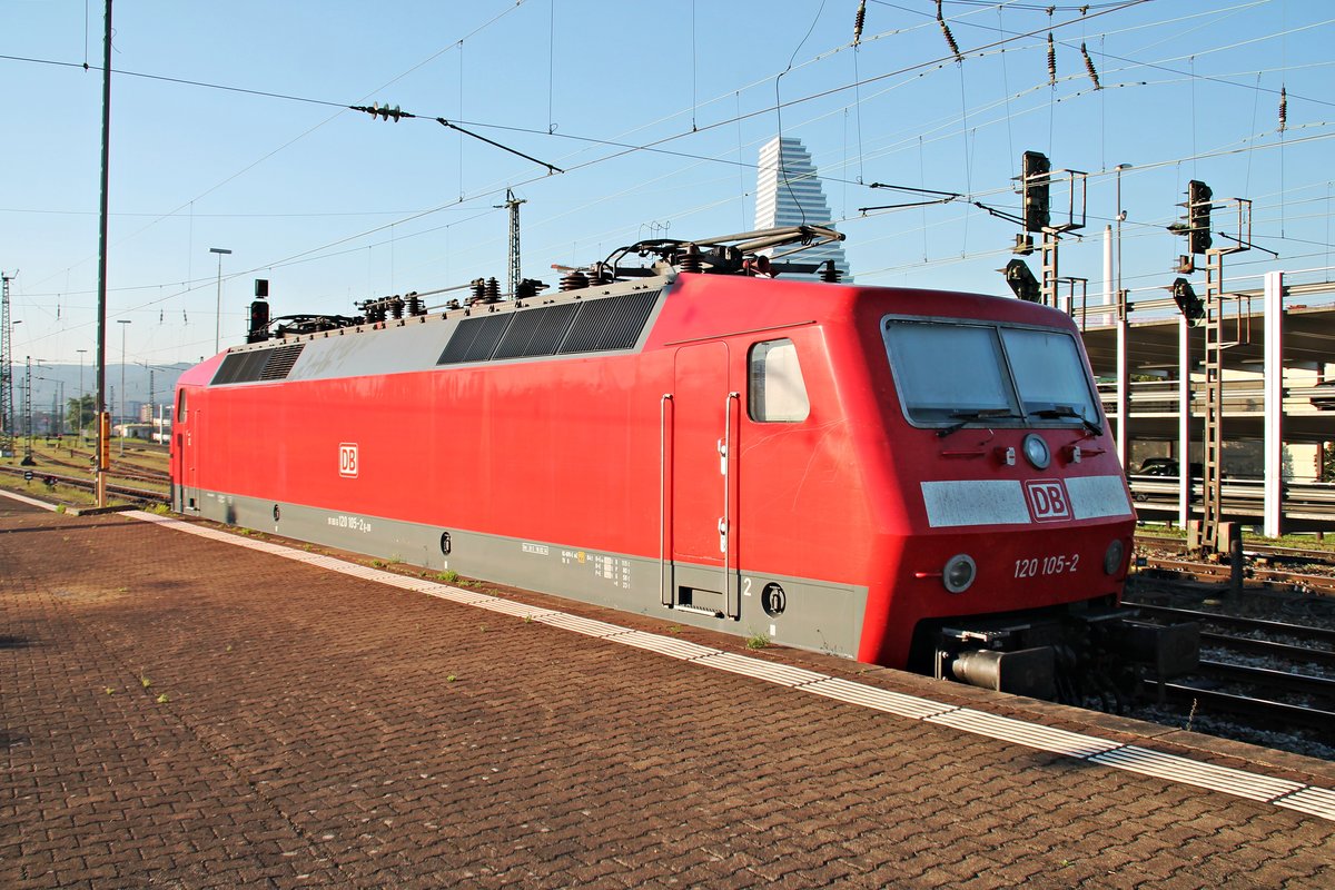 Am 27.08.2016 stand 120 105-2 in den ersten Sonnenstrahlen auf dem südlichen Stumpfgleis vom Bahnsteig 2/3 in Basel Bad Bf abgestellt.