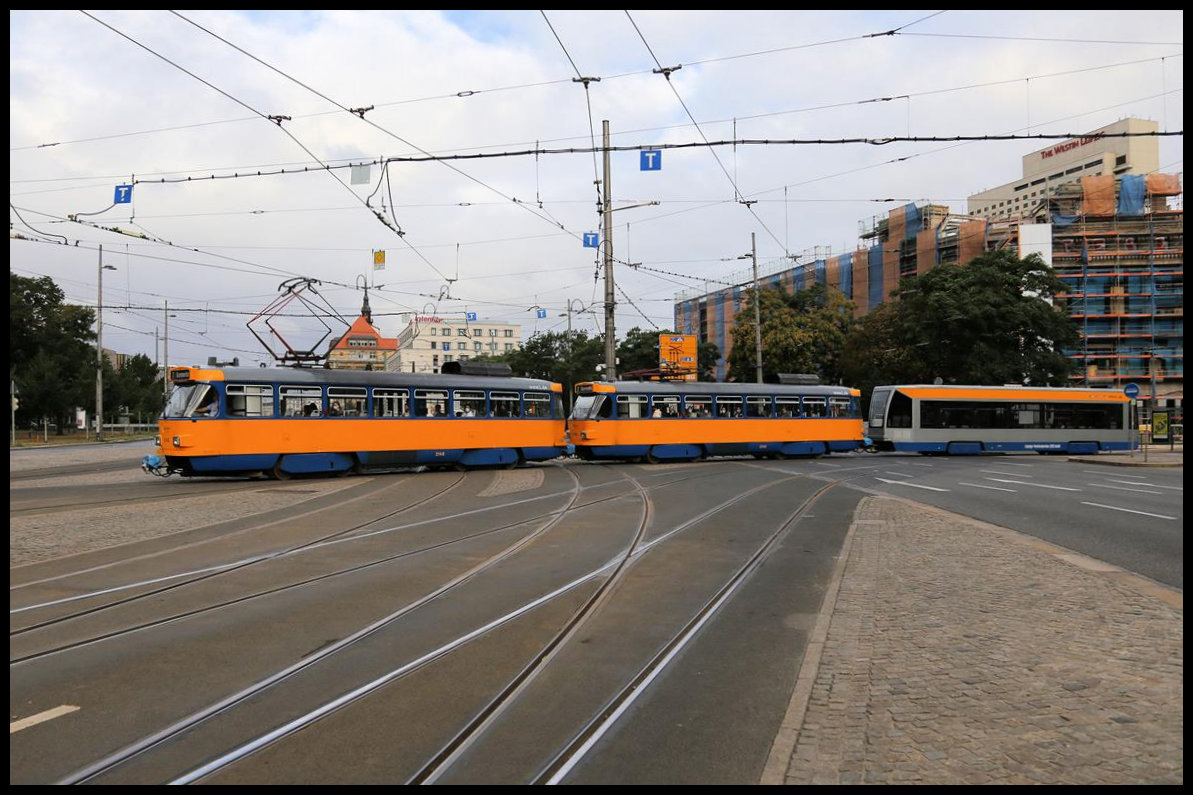 Am 27.08.2020 war der Straßenbahnverkehr in Leipzig bedingt durch Baumaßnahmen auf dem Tröndlinring stark eingeschränkt. Die noch verkehrenden Linien fuhren bzw. kamen ausnahmslos auf Richtung Kurt Schumacher Straße. In den Stoßzeiten waren dabei auch noch alte Tatra Triebwagen zu beobachten., so auch der Tatra 246, der hier mit zwei Beiwagen gerade in den Bahnhofsvorplatz des Hauptbahnhofs Leipzig einbiegt.