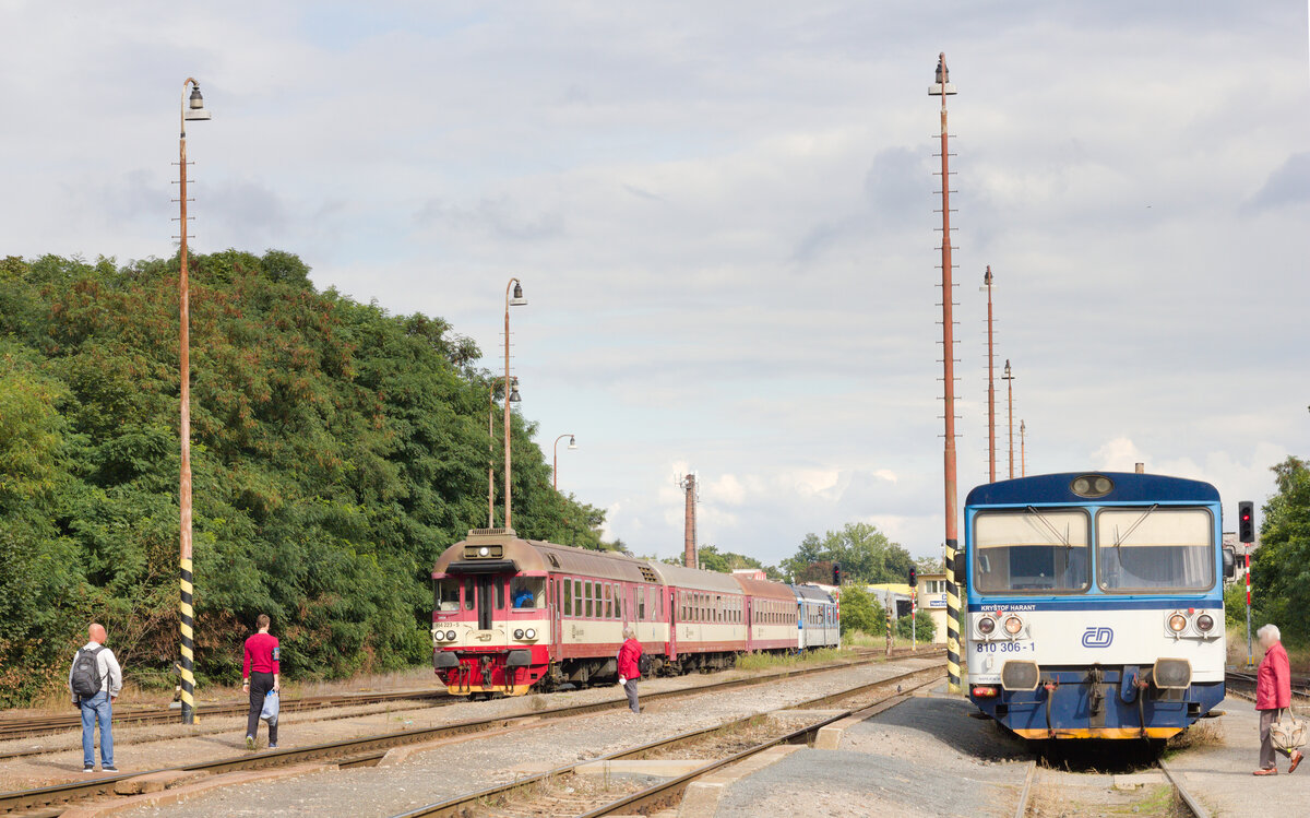 Am 27.08.2021 erreicht von 854 223 angeführter Regionalzug aus Prag den Bahnhof Hostivice. Rechts im Bild zeigt sich 810 306. Der Standort befand sich auf dem Bahnsteig. 
