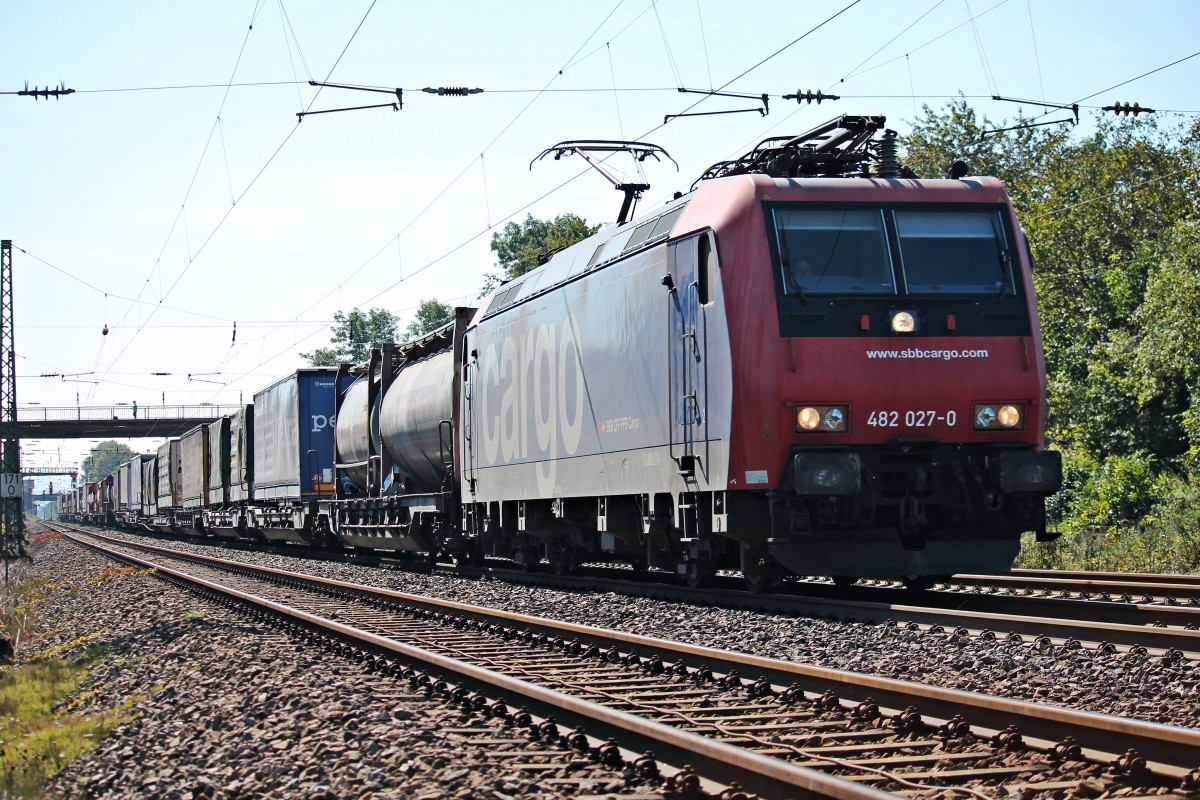 Am 27.09.2014 bespannte die Re 482 027-0 einen Containerzug, als sie durch Orschweier gen Norden fuhr.