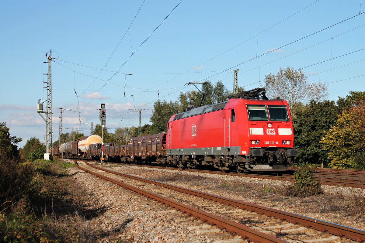 Am 27.09.2014 fuhr die 185 113-8 durch Orschweier mit einem gemischten Güterzug gen Freiburg.