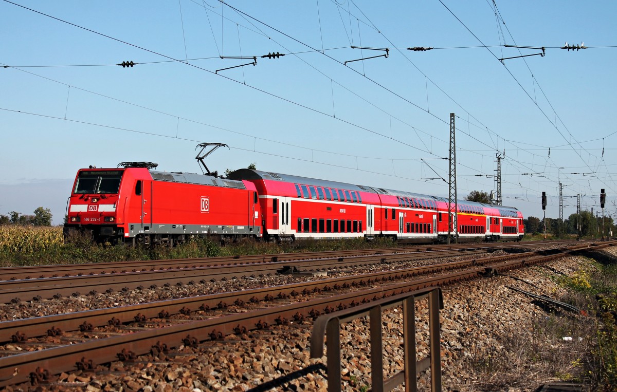 Am 27.09.2014 fuhr die Freiburger 146 232-4 mit einer RB (Offenburg - Neuenburg (Baden)) auf das Überholgleis in Orschweier gen Süden, um von einem Fernverkehrszuges überholt zu werden.