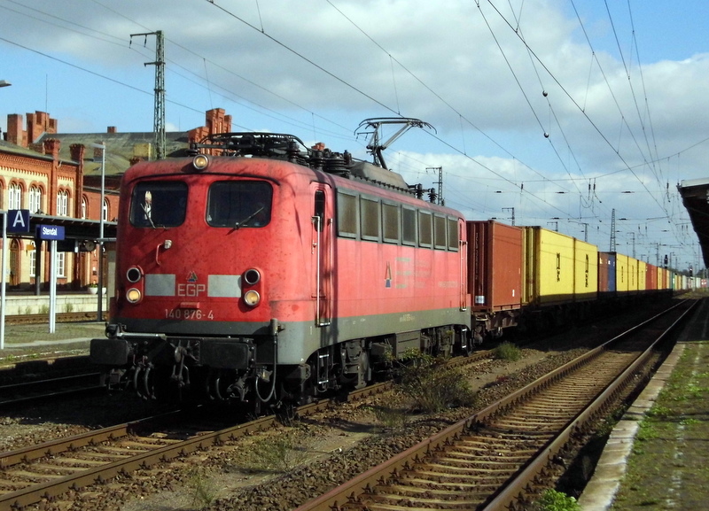 Am 27.09.2014 kam die 140 876-4 von der EGP aus Richtung Magdeburg nach Stendal und fuhr weiter in Richtung Salzwedel.