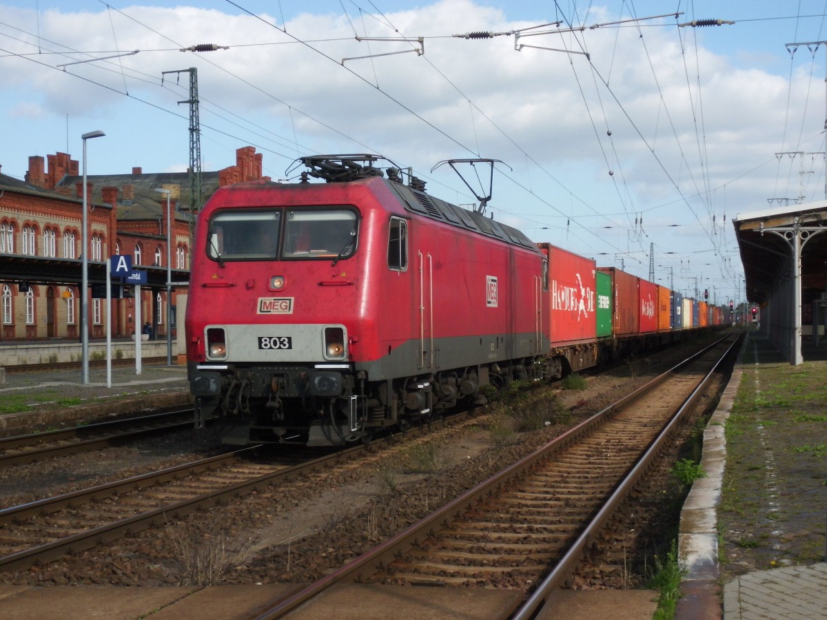 Am 27.09.2014 kam 156 003 (MEG 803) mit einem Containerzug aus Richtung Magdeburg nach Stendal und fuhr weiter in Richtung Wittenberge.