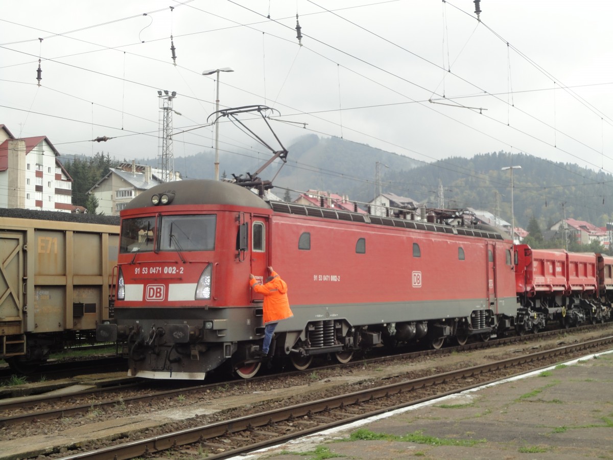 Am 27.09.2014 kam die 471-002-2 der DB-Schnker am Ende eines Schotterzugs aus richtung Brasov im Bahnhof Predeeal an.