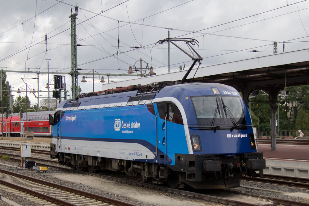 Am 27.09.2015 war 1216 237 mit einem EC zu Gast in Dresden.
Hier wartet er im Dresdner Hbf um den Gegenzug wieder nach Tschechien zu bringen.