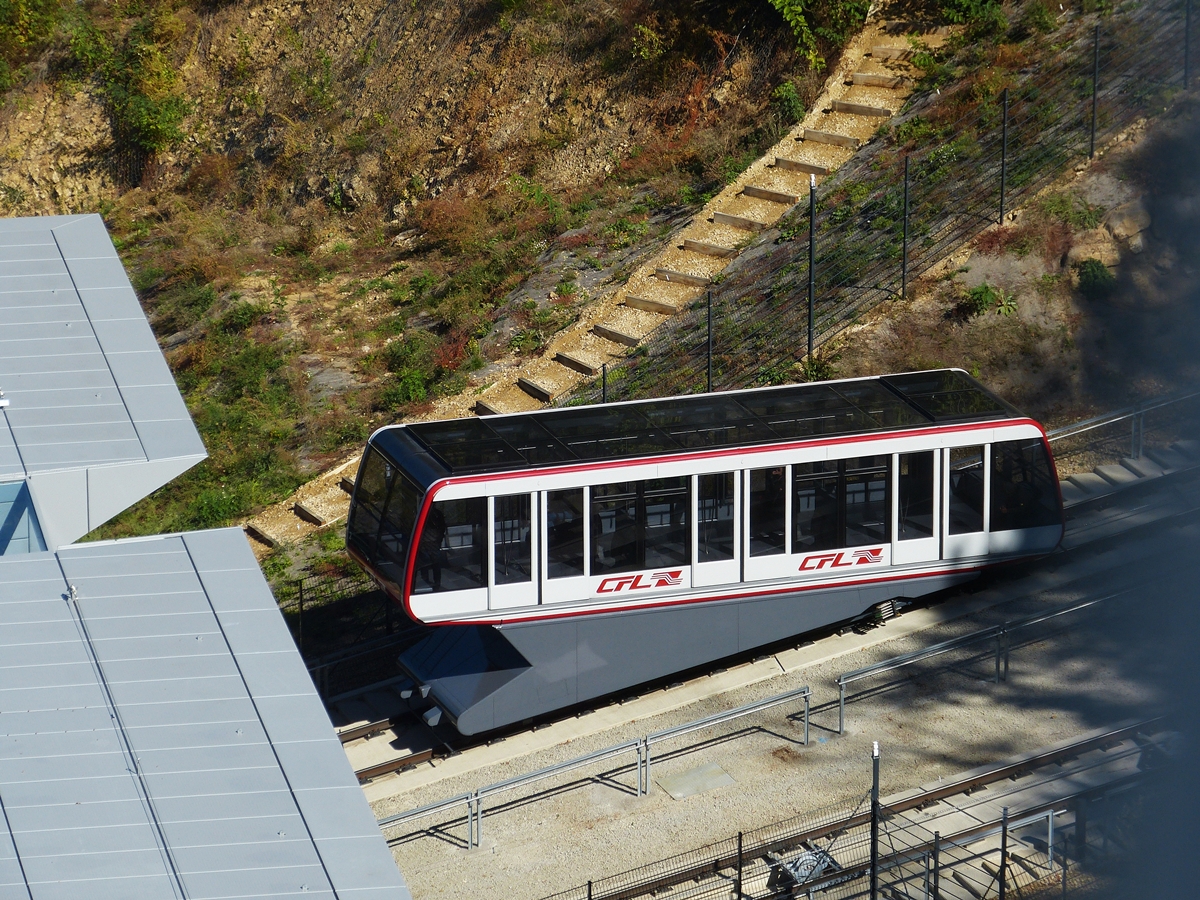 Am 27.09.2018 erreicht eine Gondel der Standseilbahn Pfaffenthal-Kircherg die Talstation und damit auch den CFL Bahnhof Pfaffenthal-Kirchberg. Der Bahnhof umfasst zwei jeweils 250 Meter lange berdachte Bahnsteige und eine Mittelplattform, von der die beiden parallel gefhrten Standseilbahnen zur Bergstation auf dem Kirchberg-Plateau abfahren. Zu dieser Plattform, wie auch auf den Talgrund, gelangt man ber Treppen, Rolltreppen und Aufzge. Die gesamte Infrastruktur ist fr mobilittseingeschrnkte Personen barrierefrei zugnglich.

Die Gesamtkosten fr die Realisierung des Bahnhofs und der Standseilbahnen beliefen sich auf 96 Millionen Euro. Das Gesamtprojekt wurde innerhalb von zweieinhalb Jahren realisiert und zum Fahrplanwechsel im Dezember 2017 in Betrieb genommen. (Hans)