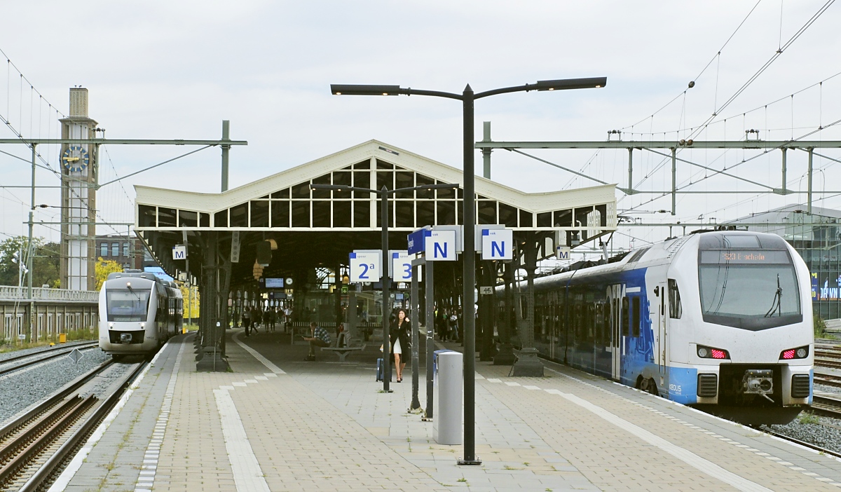 Am 27.09.2023 treffen sich ein LINT41H als RS 24 (Oldenzaal - Zutphen) und ein Flirt3 von Blauwnet als IC 23 (Zwolle - Enschede) im Bahnhof Hengelo
