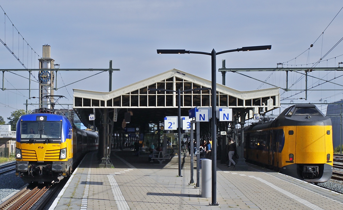 Am 27.09.2023 treffen sich die IC 146 (Bad Bentheim - Amsterdam) und 147 (Amsterdam - Bad Bentheim) im Bahnhof Hengelo/NL. Wegen der Oberleitungsstörung in Wunstorf verkehrten an diesem Tage keine IC auf dem Abschnitt Bad Bentheim - Berlin. Wahrscheinlich wegen eines Defekts bei einer Lokomotive der Baureihe 1700 kam vor dem nach Amsterdam ausfahrenden IC 146 die 193 735 zum Einsatz, eine der 6 bei der NS derzeit vorhandenen Vectrons, die ansonsten die Nachtzüge befördern, und als IC 147 verkehrte ausnahmsweise ein  Koploper . 